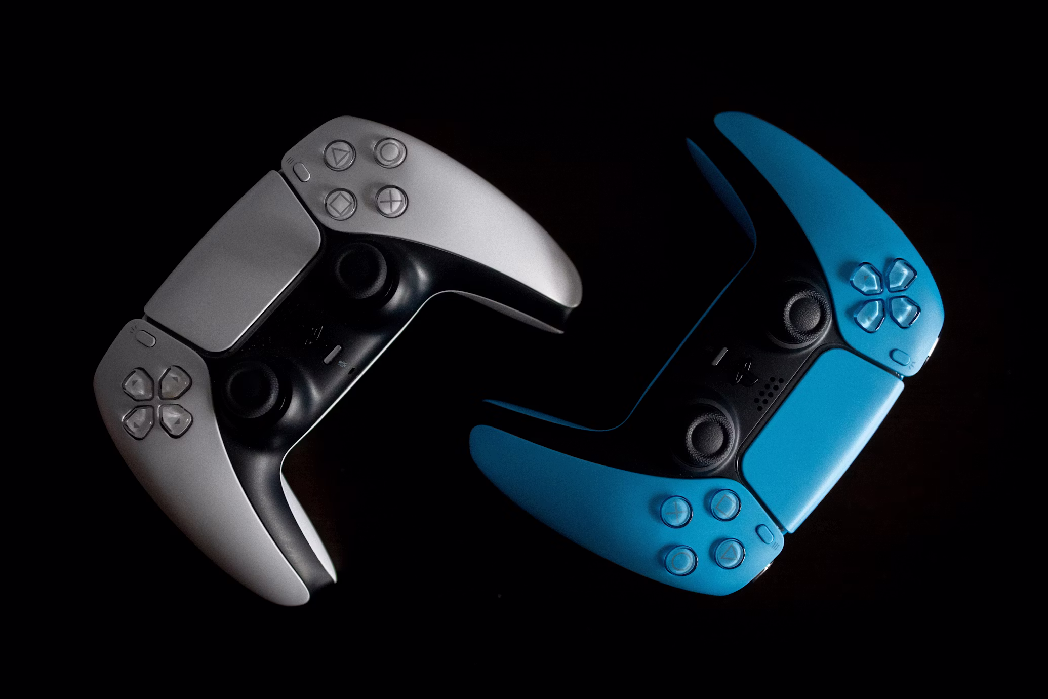 DualSense controller in white / blue
